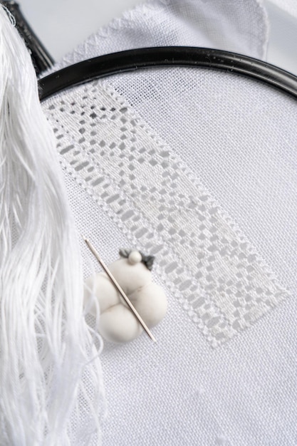 Broderie delicată pe pânză